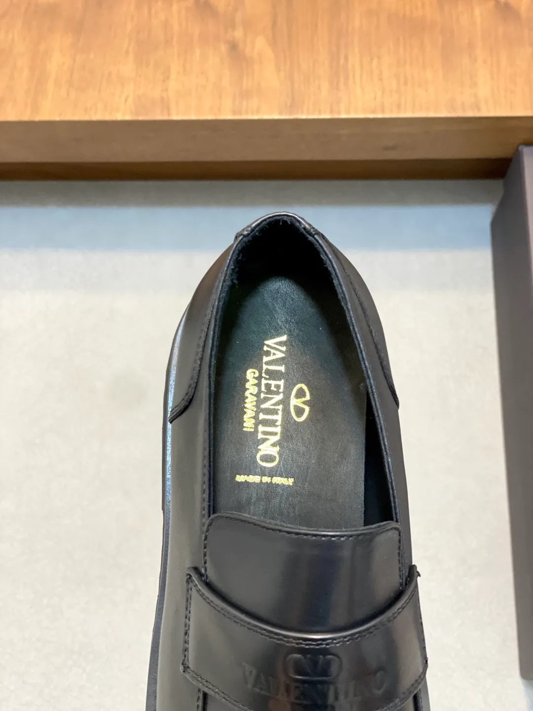 Men's shoes 💰740 VALENTINO Valentino's new men's fashionable casual leather shoes. These leather shoes are made of imported cowhide leather uppers, dyed calfskin lining and calfskin insoles. The upper foot is soft, comfortable and breathable. Comes with complete packaging in the original box! Visible details and quality. Size: 39-44 (customized at 38.45.46)